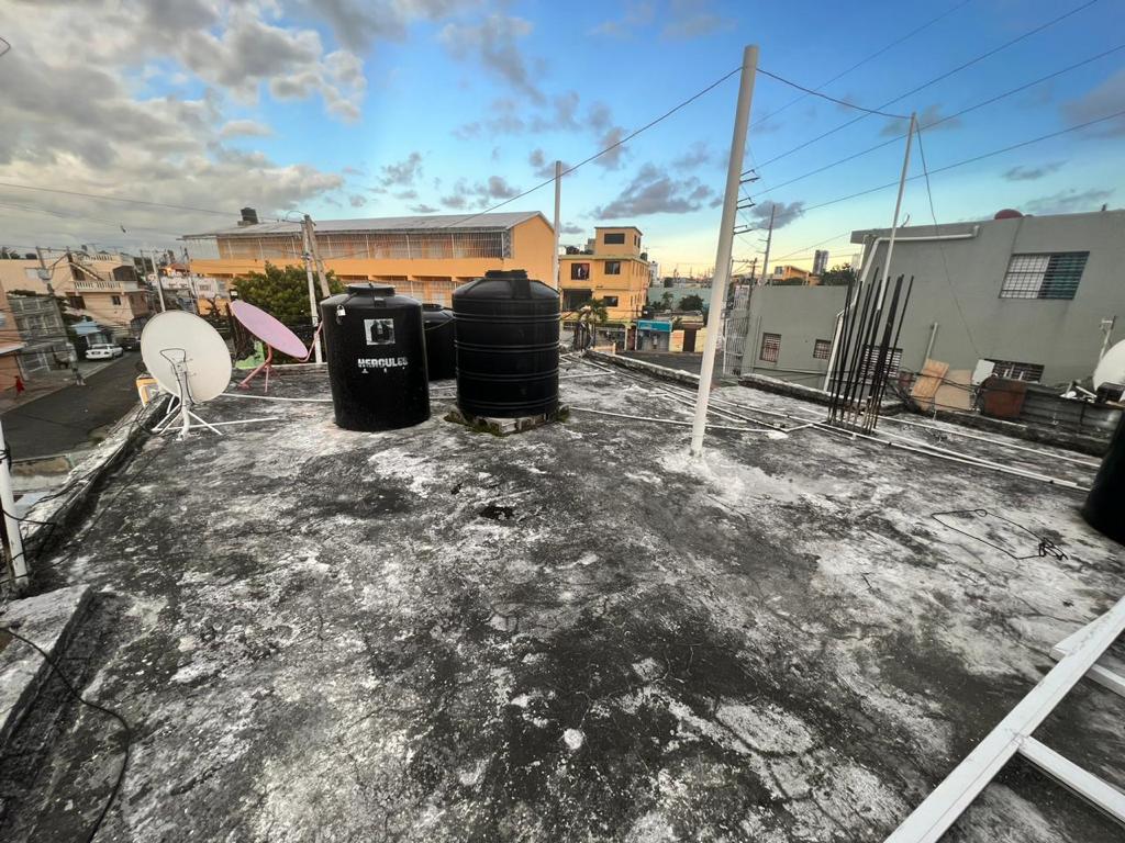 Venta edificio de 2 niveles, con estructura para seguir construyendo en Los Minas, Santo Domingo Este