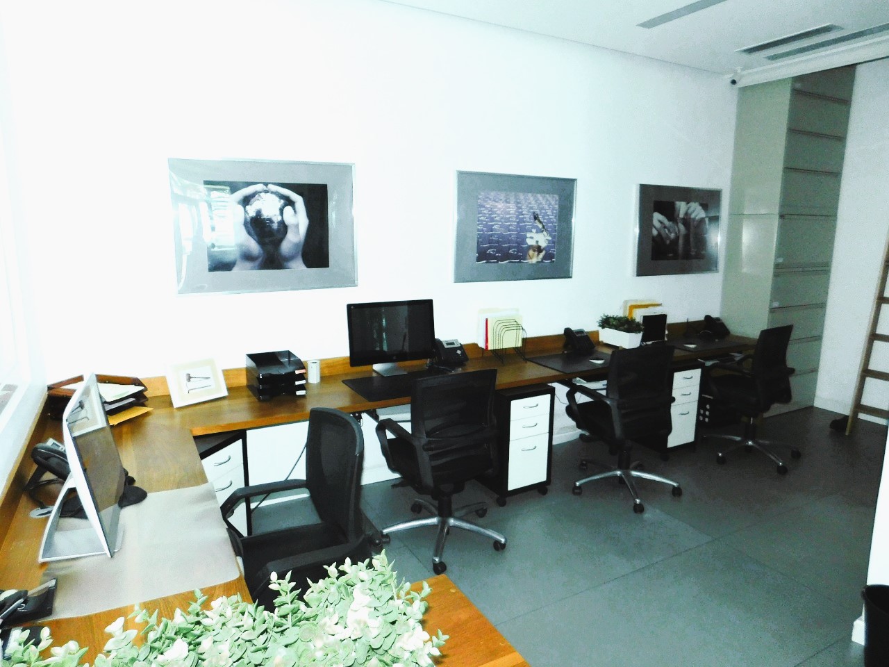 SE ALQUILA MODERNA OFICINA EN MALECON CENTER